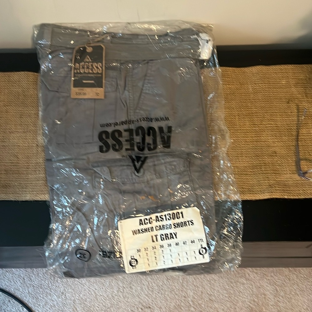 Access Apparel Gray Cargo Shorts Men Sz 32 NWT